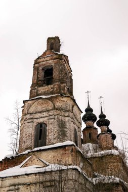 Kışın Ortodoks çan kulesini yıktı, Uglyovo köyü, Kostroma bölgesi, Rusya