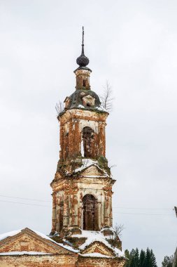 Eski harabe çan kulesi, Kholm köyü, Kostroma bölgesi, Rusya