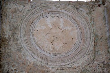 terk edilmiş bir kilisenin içindeki bir tablonun kalıntıları, Holm köyü, Kostroma bölgesi, Rusya