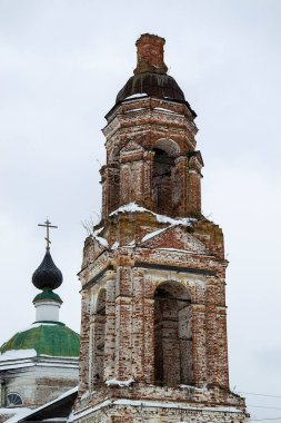 Eski yıkılmış Ortodoks çan kulesi, Priskokovo köyü, Kostroma bölgesi, Rusya