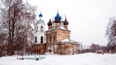 İsakovskoye köyü, Kostroma bölgesi, Rusya 'da restorasyon sürecinde olan çan kulesi olan kırsal kilise.