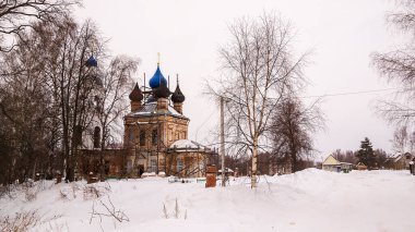 İsakovskoye köyü, Kostroma bölgesi, Rusya 'da restorasyon sürecinde olan çan kulesi olan kırsal kilise.