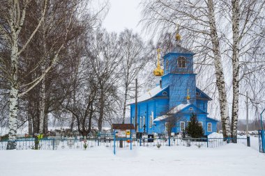Kırsal ahşap Ortodoks kilisesi kışın ağaçlar arasında, Durasovo köyü, Kostroma bölgesi, Rusya
