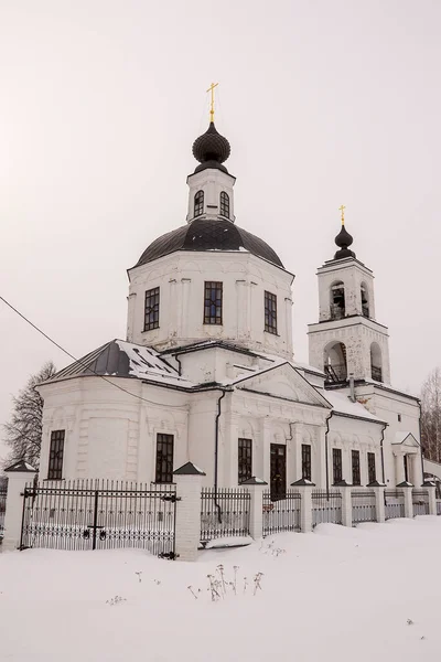 Православный Храм Белый Кирпич Зимой Сунгурово Костромской Области — стоковое фото