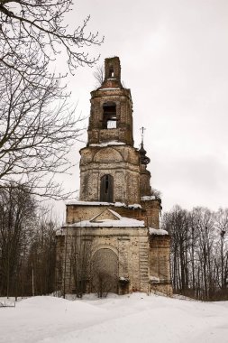 Kışın Ortodoks çan kulesini yıktı, Uglyovo köyü, Kostroma bölgesi, Rusya