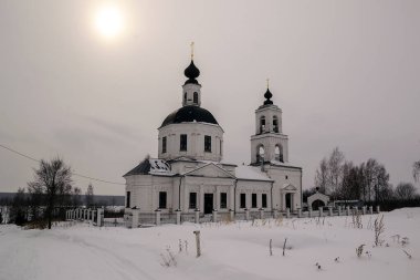 Beyaz tuğlalı Ortodoks kilisesi kışın, Sungurovo köyü, Kostroma bölgesi, Rusya