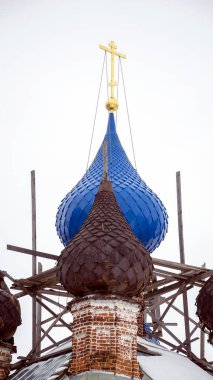 Kilisenin yenilenmiş kubbeleri, Isakovskoye köyü, Kostroma bölgesi, Rusya