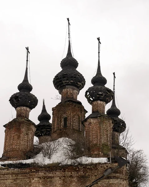 Cúpulas Negras Destruídas Uma Igreja Ortodoxa Aldeia Uglyovo Região Kostroma — Fotografia de Stock