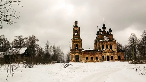 風景は冬に正教会を破壊しました ウグリオヴォ村 Kostroma地域 ロシア — ストック写真