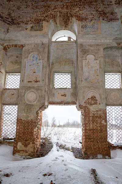 在被毁的东正教教堂里 — 图库照片