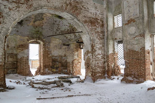 在被毁的东正教教堂里 — 图库照片