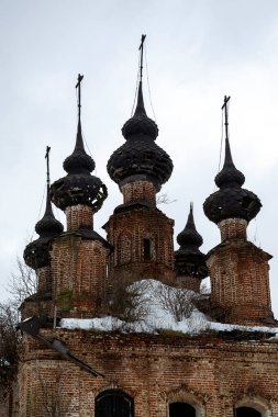 Rusya 'nın Kostroma bölgesindeki Uglyovo köyündeki bir Ortodoks kilisesinin siyah kubbeleri yok edildi.