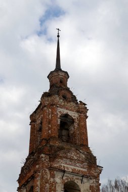 Eski terk edilmiş Ortodoks çan kulesi, Troitsky köyü, Kostroma bölgesi, Rusya