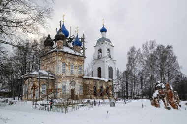 İsakovskoye köyü, Kostroma bölgesi, Rusya 'da restorasyon sürecinde olan çan kulesi olan kırsal kilise.