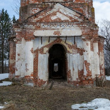 Eski terk edilmiş Ortodoks çan kulesi, Troitsky köyü, Kostroma bölgesi, Rusya