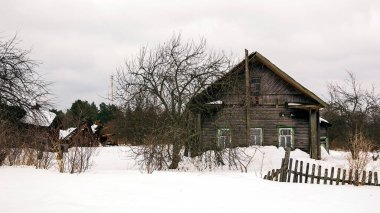 Köyde terk edilmiş eski ahşap bir ev.