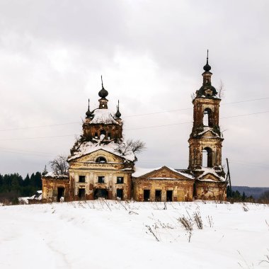 Kışın Rusya 'nın Kostroma bölgesindeki Kholm köyünde Ortodoks kilisesi yıkıldı