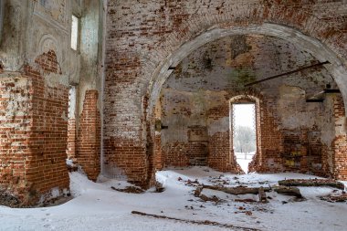 Yıkılmış bir Ortodoks kilisesinde