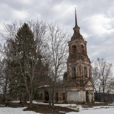 Eski terk edilmiş Ortodoks çan kulesi, Troitsky köyü, Kostroma bölgesi, Rusya