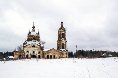 manzara kışın Ortodoks kilisesini terk etti, Kholm köyü, Kostroma bölgesi, Rusya