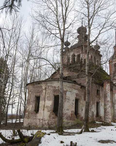 俄罗斯科斯特罗马地区Troitsky村的东正教教堂被毁 — 图库照片