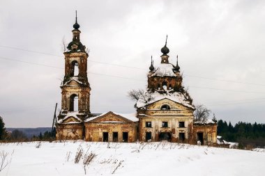 Kışın Rusya 'nın Kostroma bölgesindeki Kholm köyünde Ortodoks kilisesi yıkıldı