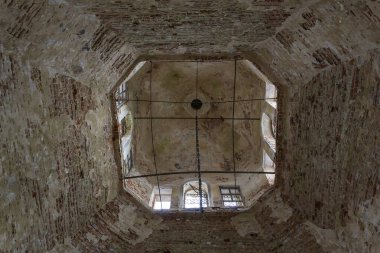 Yıkılmış Ortodoks kilisesinin tavanları, Troitsky köyü, Kostroma bölgesi, Rusya