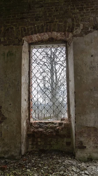 Raam Van Vernietigde Rode Baksteen Muur Kerk — Stockfoto