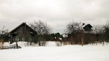 Köyde terk edilmiş eski ahşap bir ev.