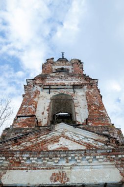 Eski terk edilmiş Ortodoks çan kulesi, Troitsky köyü, Kostroma bölgesi, Rusya