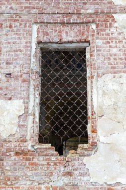Yıkılmış kırmızı tuğla duvar kilisesinin penceresi