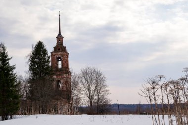 Eski terk edilmiş Ortodoks çan kulesi, Troitsky köyü, Kostroma bölgesi, Rusya