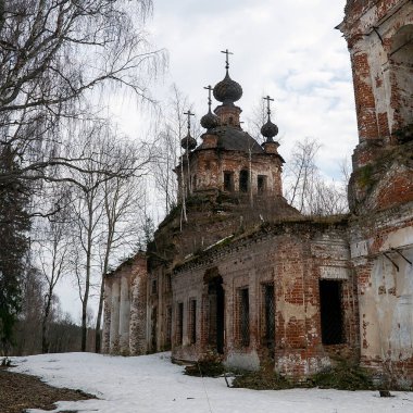 Terk edilmiş Ortodoks kilisesi, Troitsky köyü, Kostroma bölgesi, Rusya