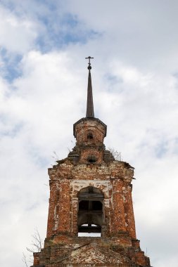 Eski terk edilmiş Ortodoks çan kulesi, Troitsky köyü, Kostroma bölgesi, Rusya