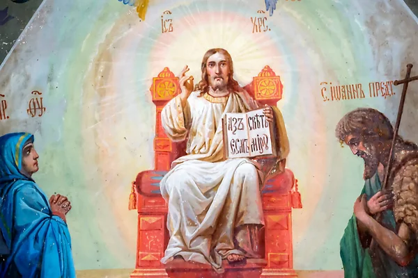 Rusya 'nın Kostroma bölgesinde Nasakino köyünde terk edilmiş bir Ortodoks kilisesinin duvarlarını boyamak. İnşaat tarihi 1824. Şu anda köy yok. Kilise terk edilmiş.