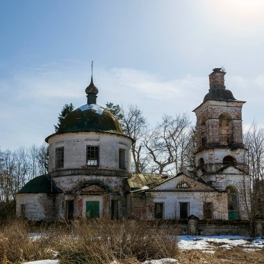 terk edilmiş Ortodoks kilisesi, Kozyura köyü, Kostroma bölgesi, Rusya, 1829 'da inşa edildi.