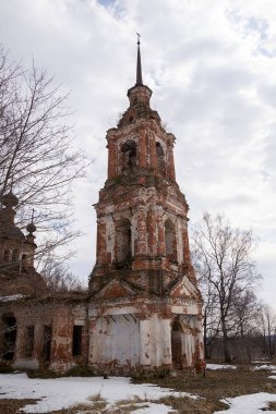 Eski terk edilmiş Ortodoks çan kulesi, Troitsky köyü, Kostroma bölgesi, Rusya