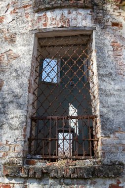 Metal ızgaralı eski kilise penceresi