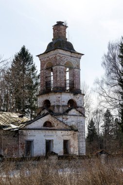 Eski harabe çan kulesi, Kozyura köyü, Kostroma bölgesi, Rusya, 1829 'da inşa edildi.