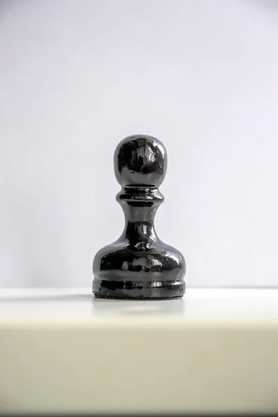 Eine Einsame Schachfigur Auf Weißem Hintergrund — Stockfoto