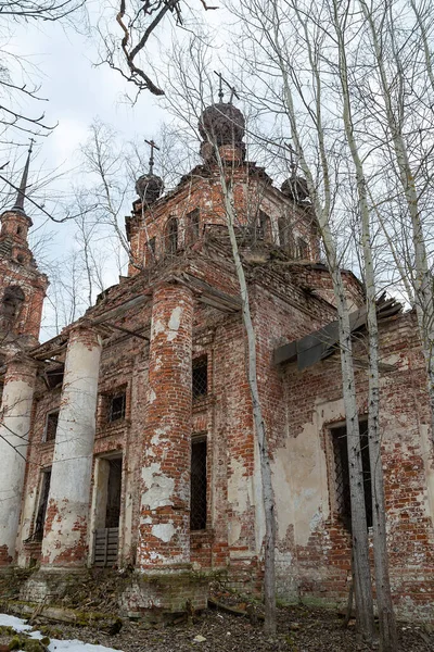 俄罗斯科斯特罗马地区Troitsky村的东正教教堂被毁 — 图库照片