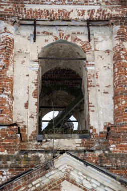 Eski terk edilmiş Ortodoks çan kulesi, Troitsky köyü, Kostroma bölgesi, Rusya