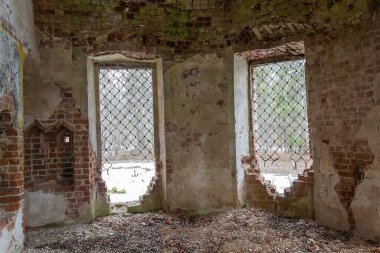 Yıkılmış kırmızı tuğla duvar kilisesinin penceresi
