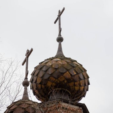 Rusya 'nın Kostroma bölgesindeki Troitskoye köyünde terk edilmiş bir kilisenin kubbeleri yıkıldı.