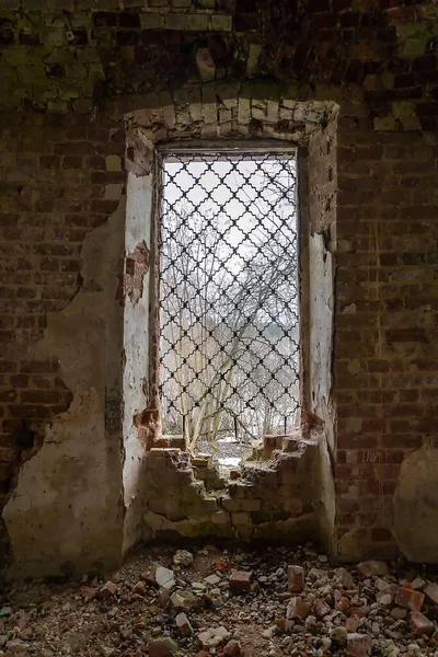 Вікно Зруйнованої Червоної Цегляної Стіни Церкви — стокове фото