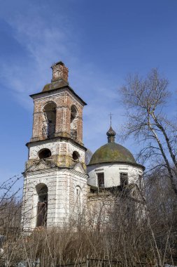 terk edilmiş Ortodoks kilisesi, Kozyura köyü, Kostroma bölgesi, Rusya, 1829 'da inşa edildi.