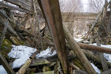 Terk edilmiş bir köyde ev yıkıldı.