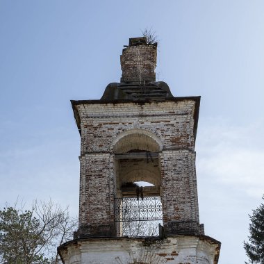 Eski harabe çan kulesi, Kozyura köyü, Kostroma bölgesi, Rusya, 1829 'da inşa edildi.