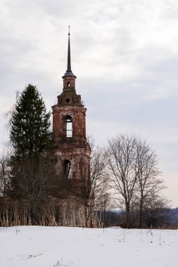 Eski terk edilmiş Ortodoks çan kulesi, Troitsky köyü, Kostroma bölgesi, Rusya