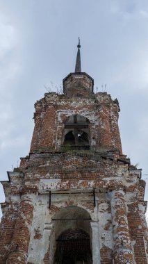 Eski terk edilmiş Ortodoks çan kulesi, Troitsky köyü, Kostroma bölgesi, Rusya